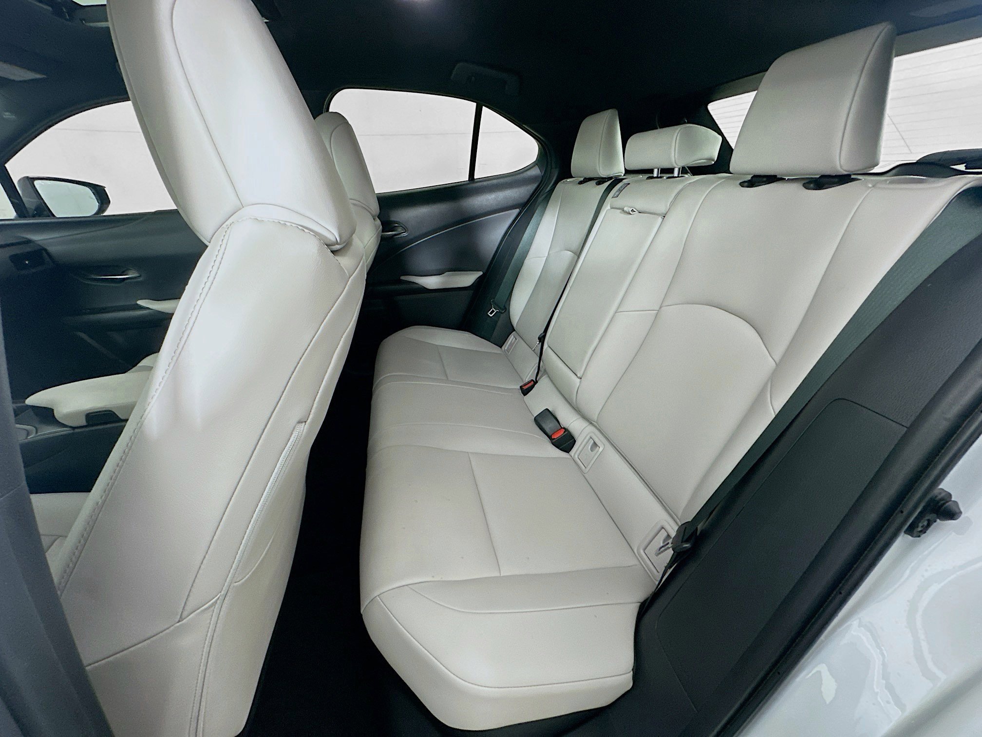 Used 2023 Lexus UX 250h FWD image 26