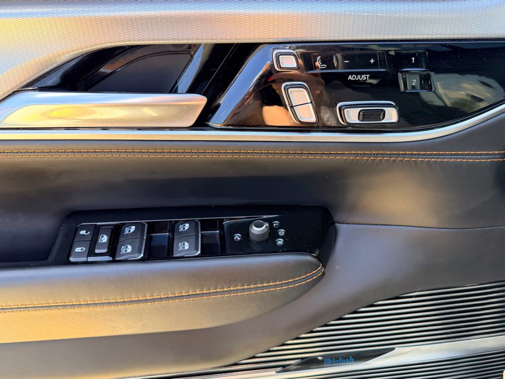 Used 2022 Jeep Grand Wagoneer Series III w/ Rear Seat Video Group 1 AWD/4WD image 13
