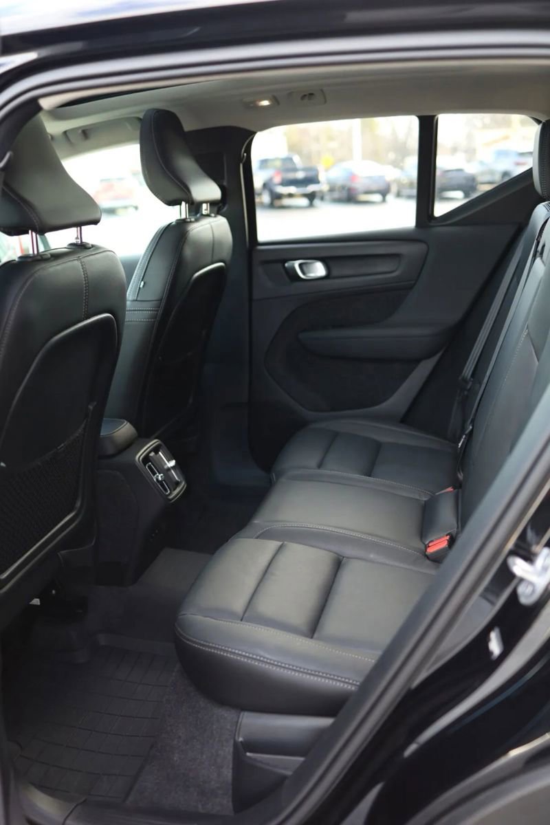Used 2025 Volvo XC40 B5 Core image 31
