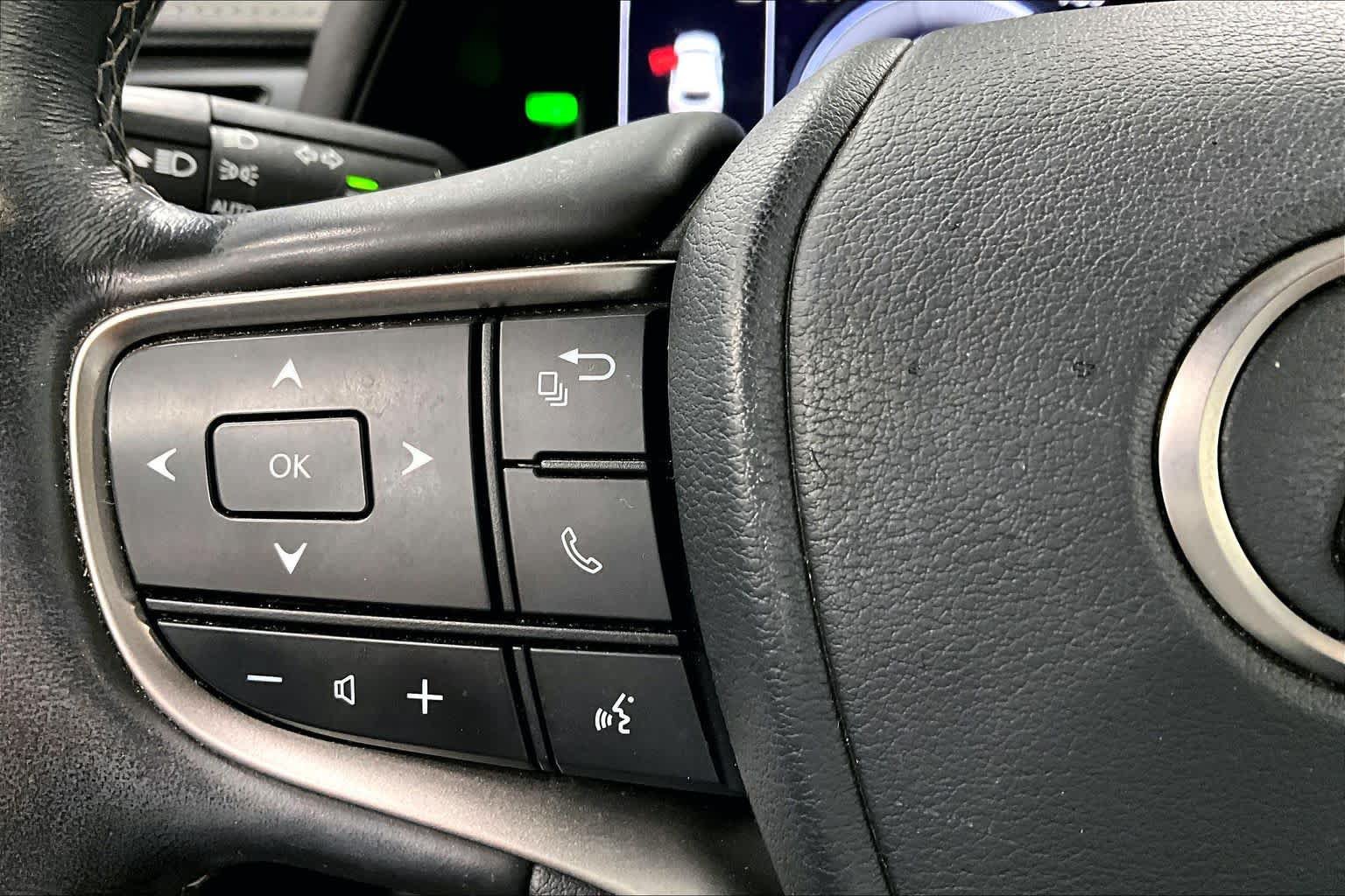 Used 2019 Lexus UX 250h w/ Premium Package AWD/4WD image 23