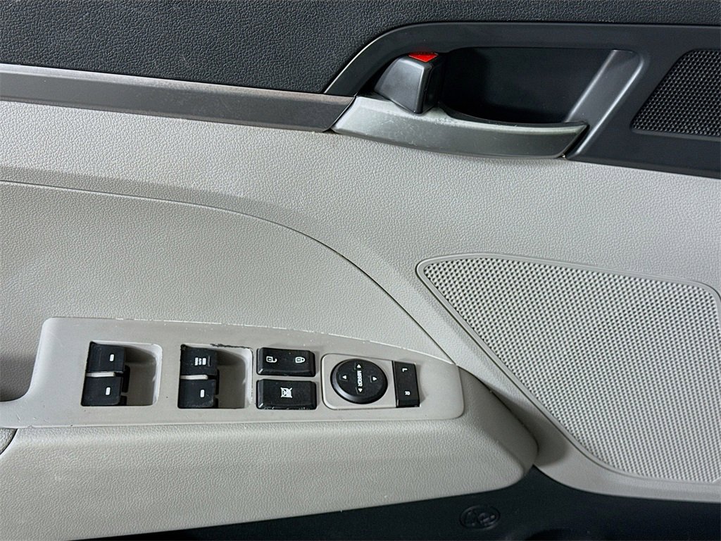 Used 2019 Hyundai Elantra SE image 21