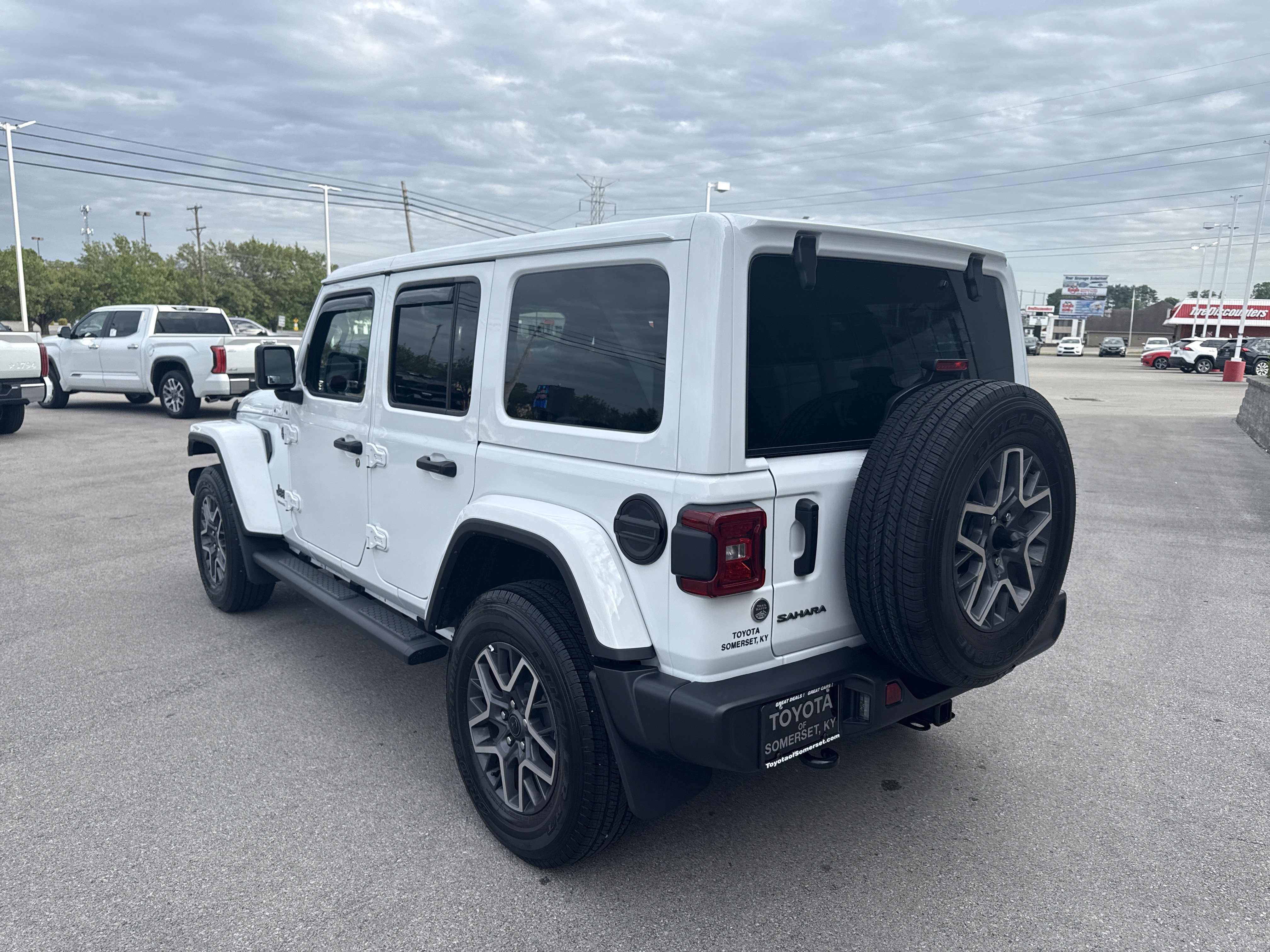 Used 2025 Jeep Wrangler Unlimited Sahara AWD/4WD image 5