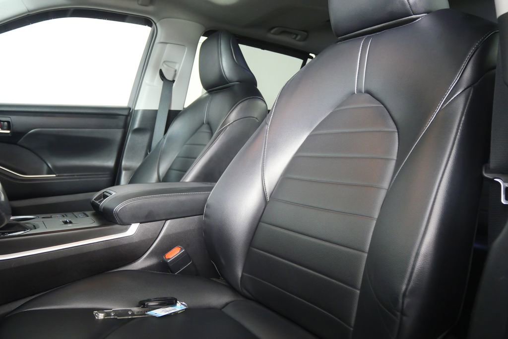 Used 2022 Toyota Highlander XLE image 11