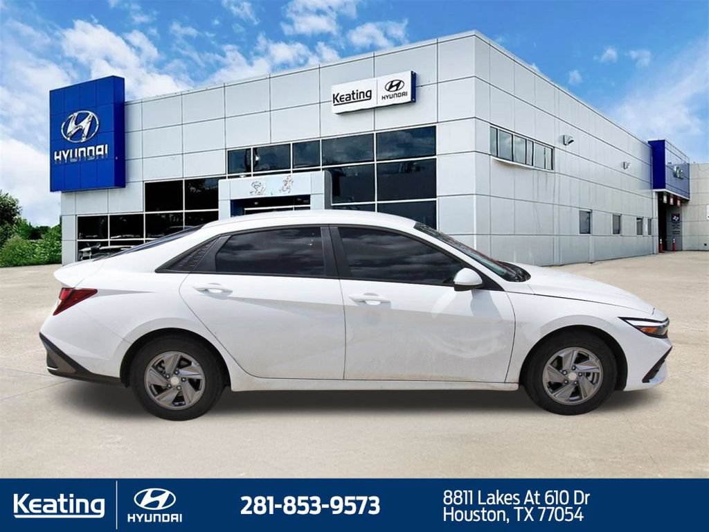 Used 2025 Hyundai Elantra SE FWD image 4