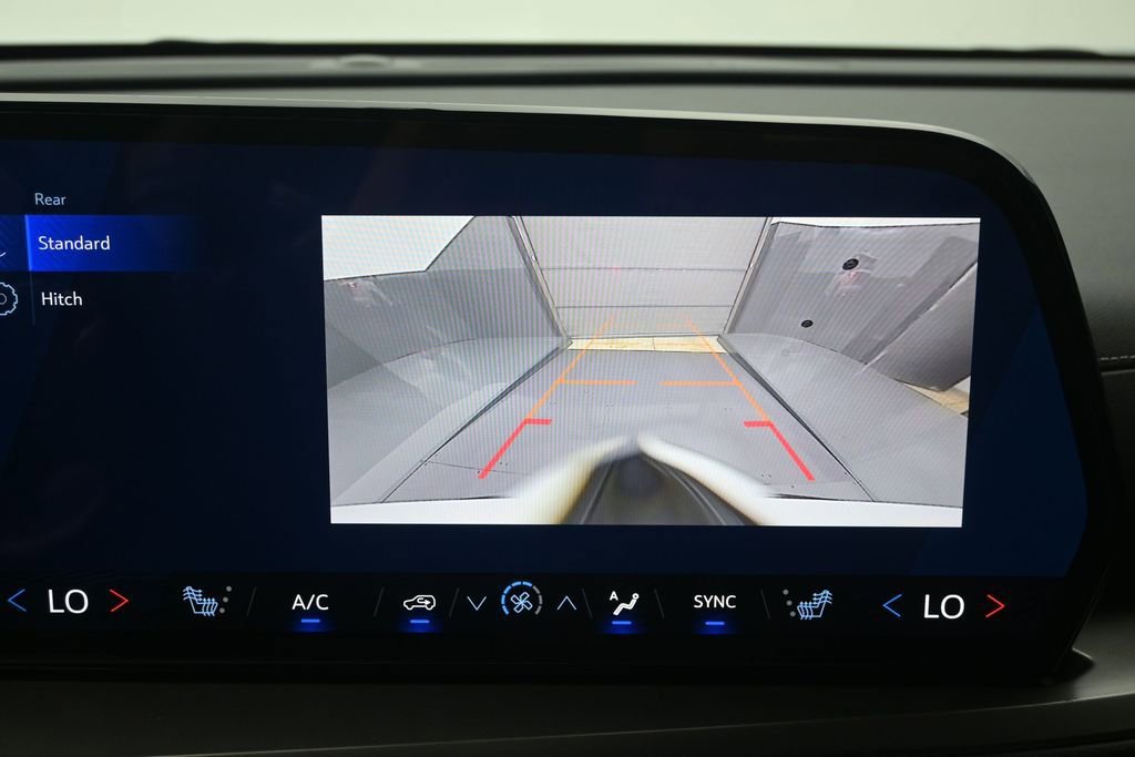 Used 2025 Chevrolet Traverse LT FWD image 11