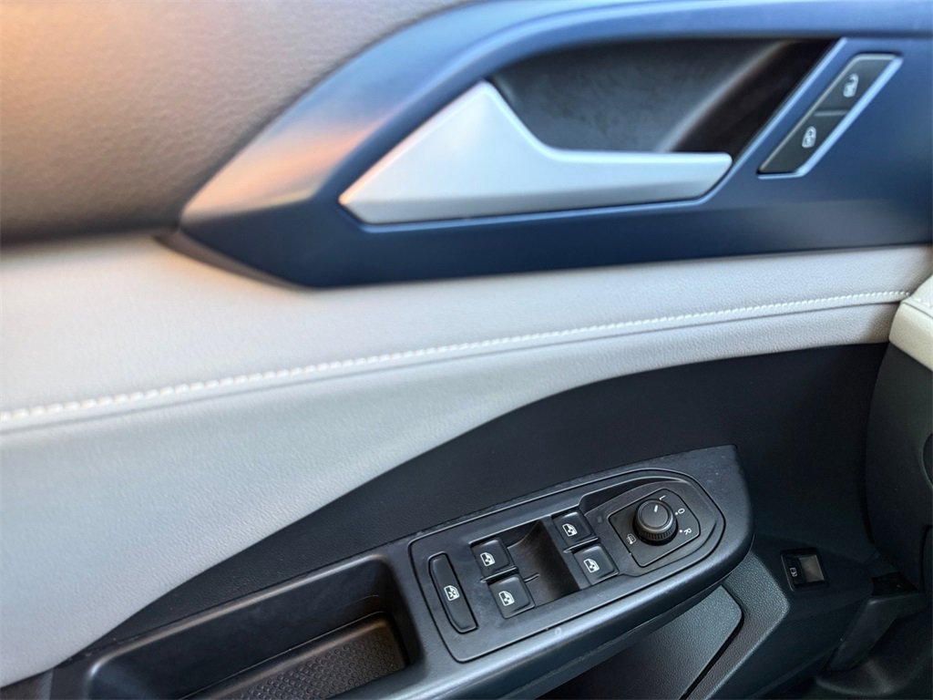 Used 2024 Volkswagen Taos SE image 28