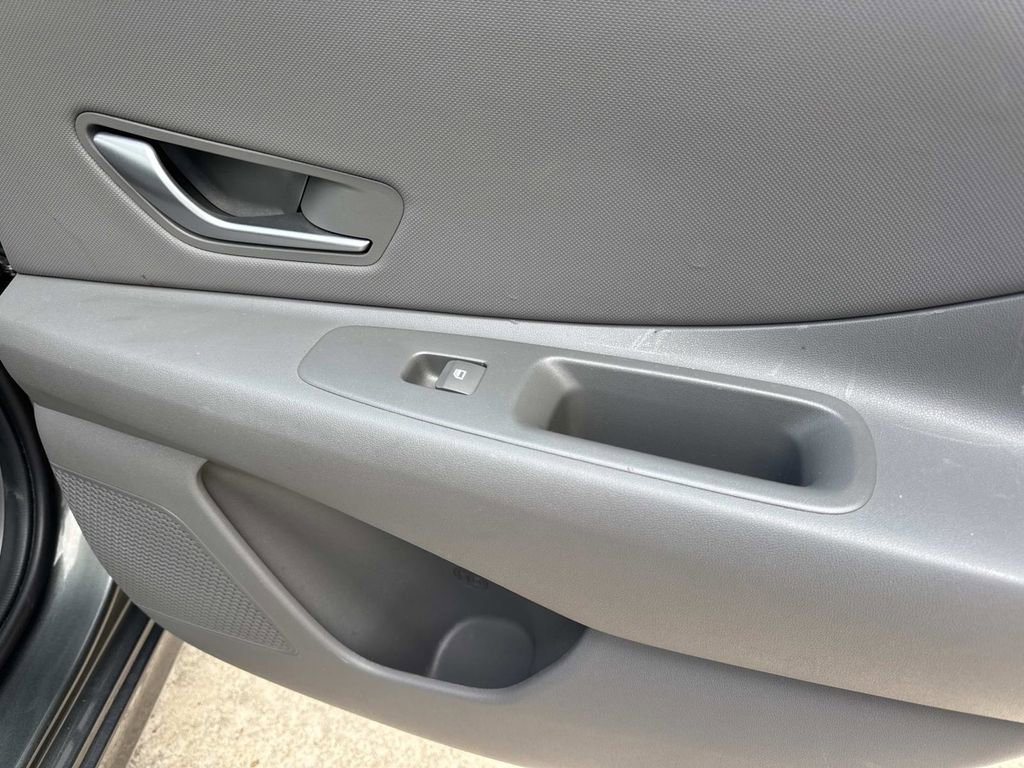 Used 2025 Hyundai Elantra SEL image 21