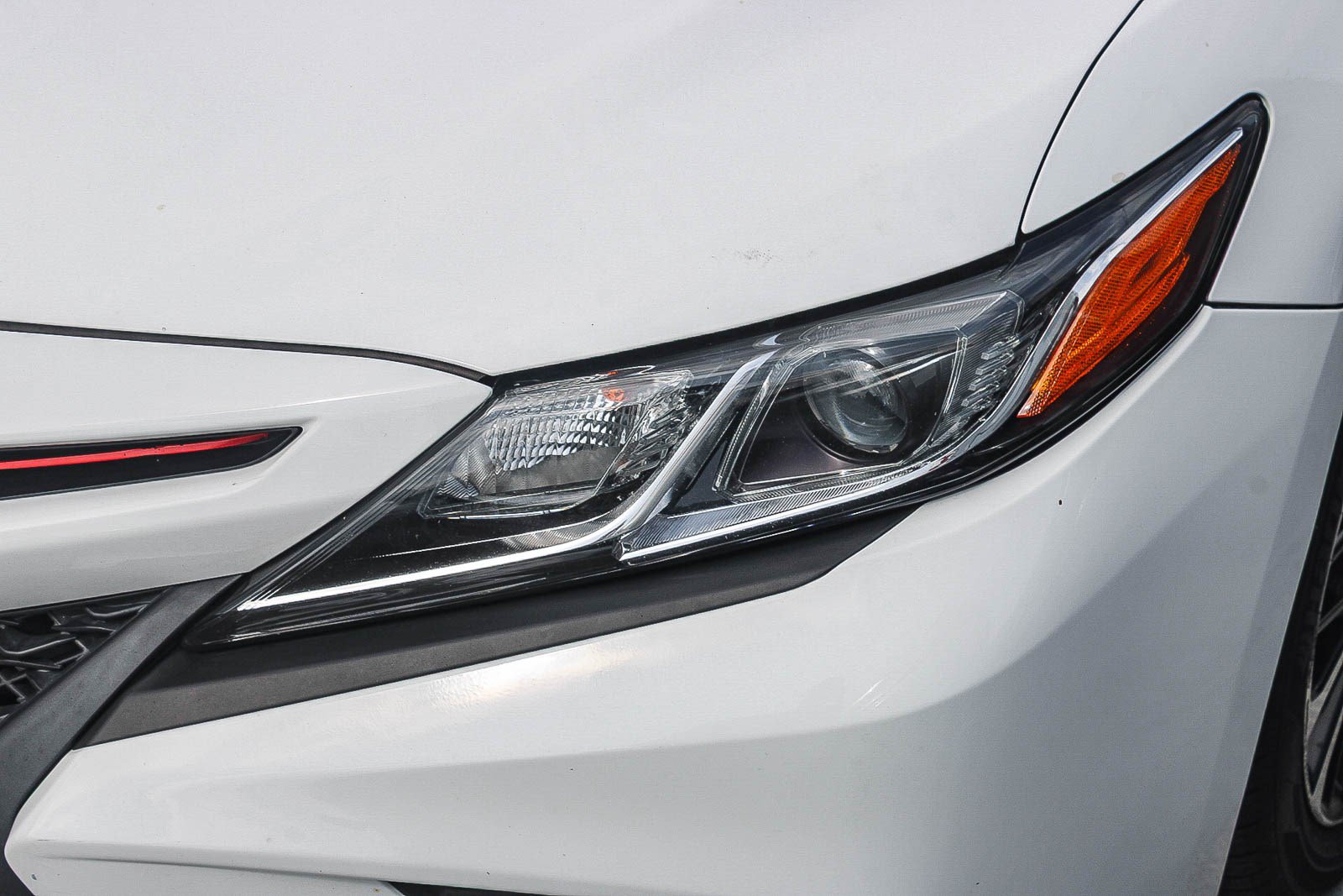 Used 2018 Toyota Camry SE w/ Moonroof Package FWD image 6