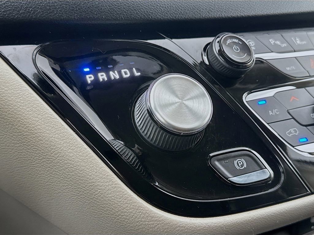 Used 2019 Chrysler Pacifica Touring-L w/ Advanced Safetytec Group FWD image 20