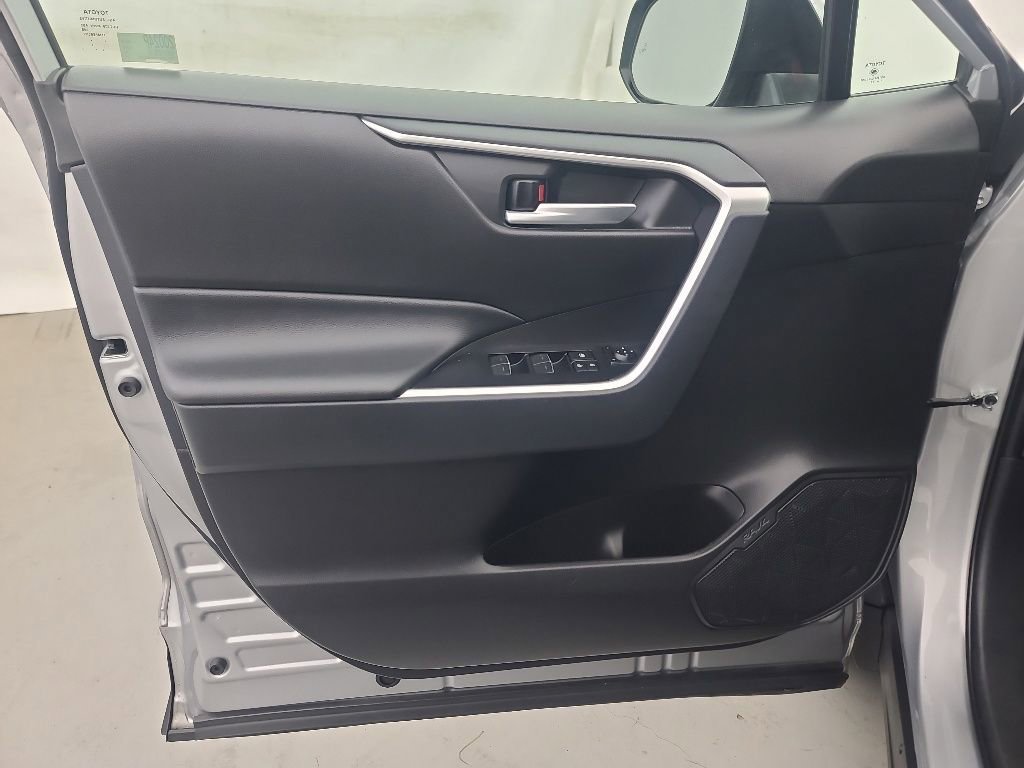 Used 2025 Toyota RAV4 XLE AWD/4WD image 22