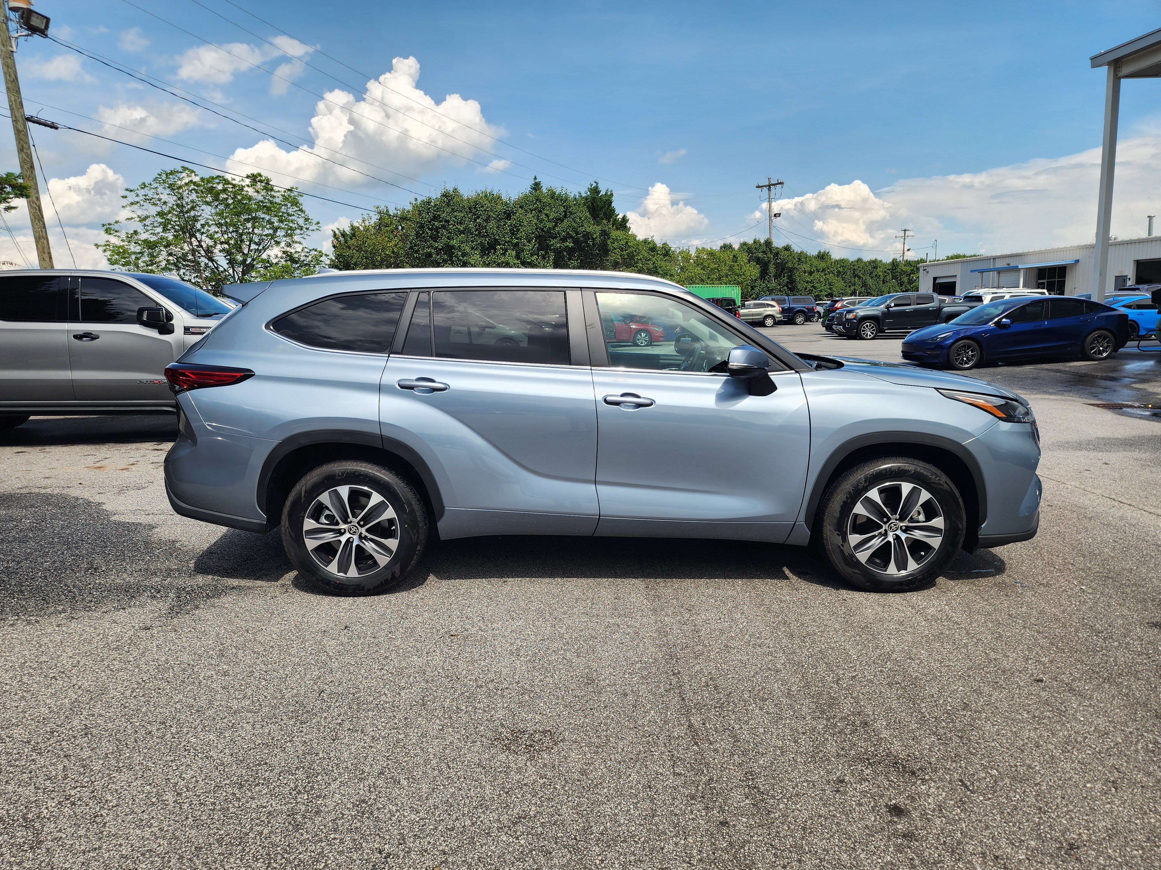 Used 2023 Toyota Highlander XLE FWD image 3