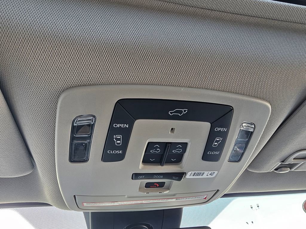 Used 2021 Toyota Sienna Limited image 31