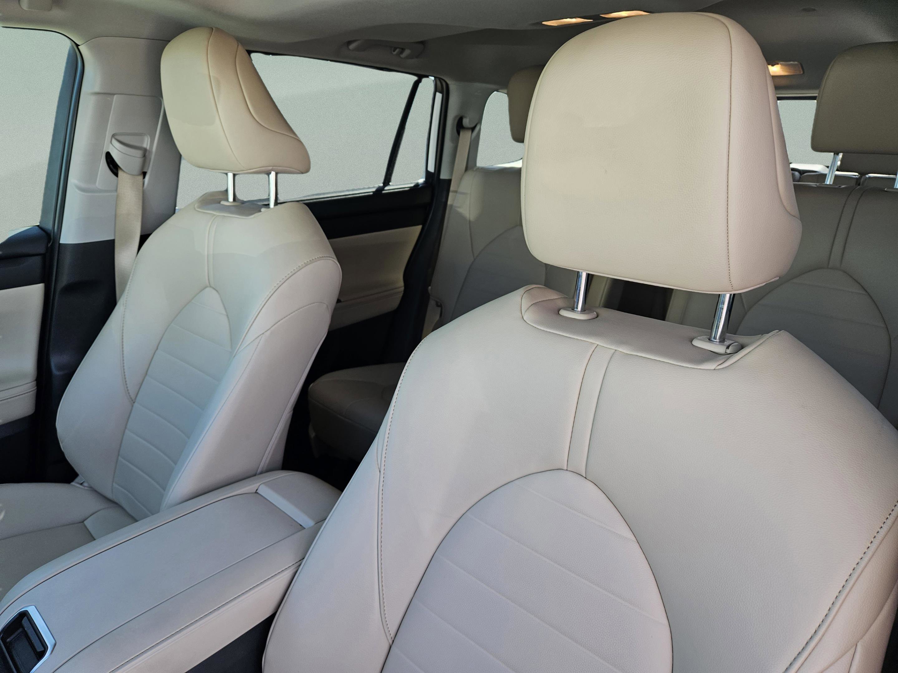 Used 2023 Toyota Highlander XLE image 12