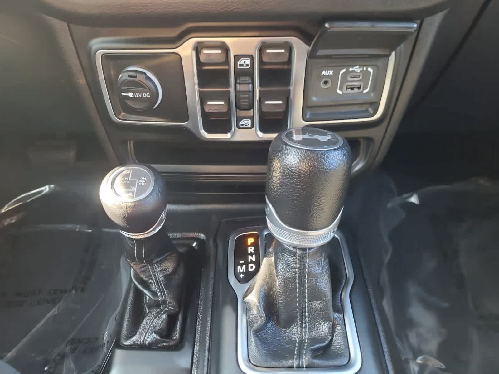 Used 2024 Jeep Wrangler Unlimited w/ Convenience Group AWD/4WD image 17