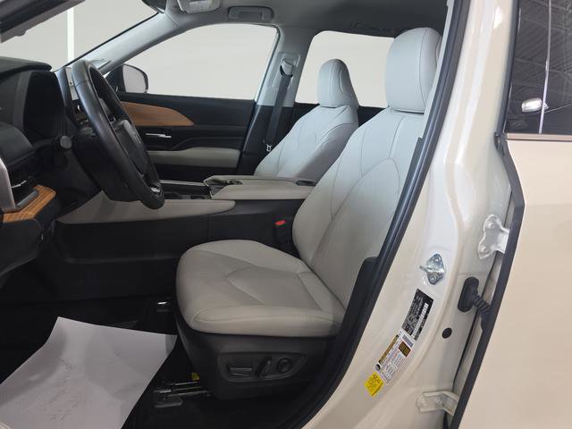 Used 2024 Toyota Grand Highlander AWD image 12