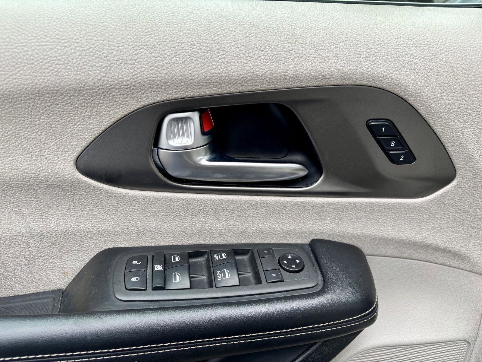 Used 2021 Chrysler Pacifica Touring-L image 23