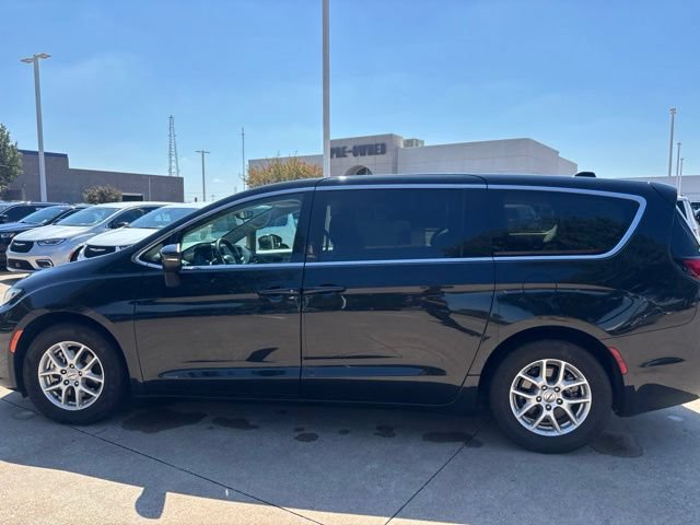Used 2023 Chrysler Pacifica Touring-L FWD image 8
