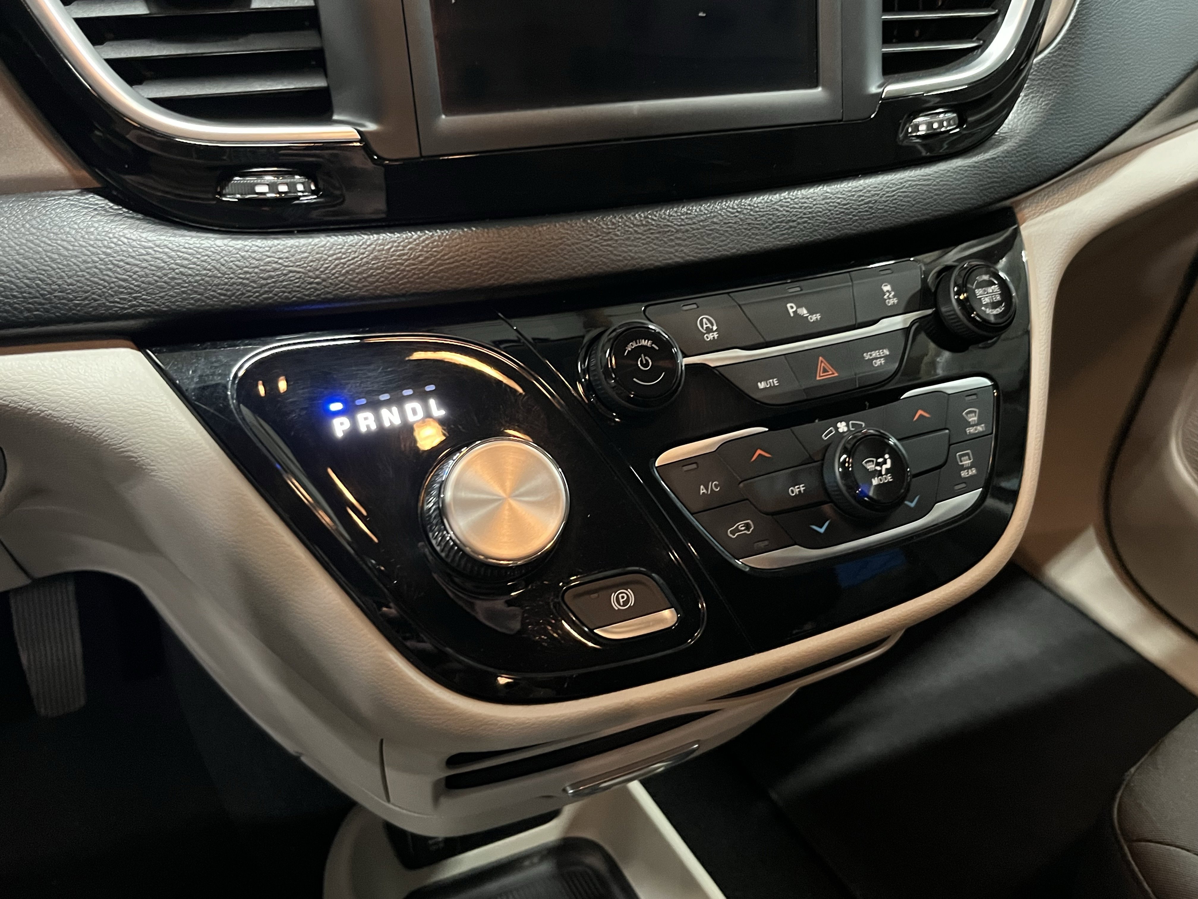 Used 2020 Chrysler Voyager L image 22