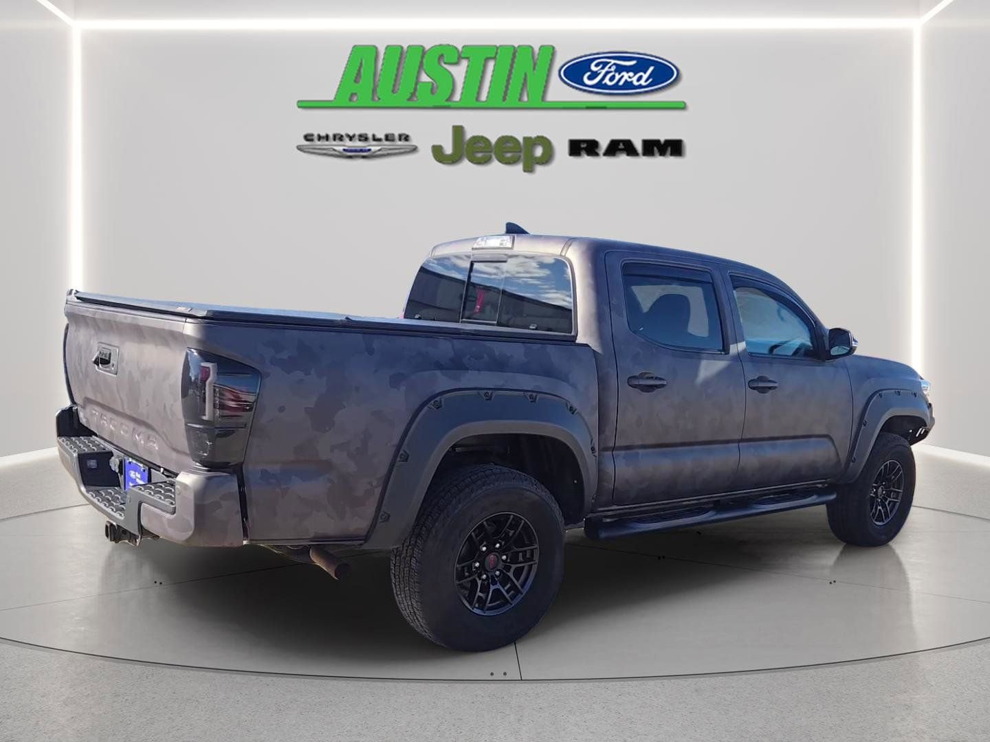 Used 2018 Toyota Tacoma TRD Off-Road w/ Technology Package image 10