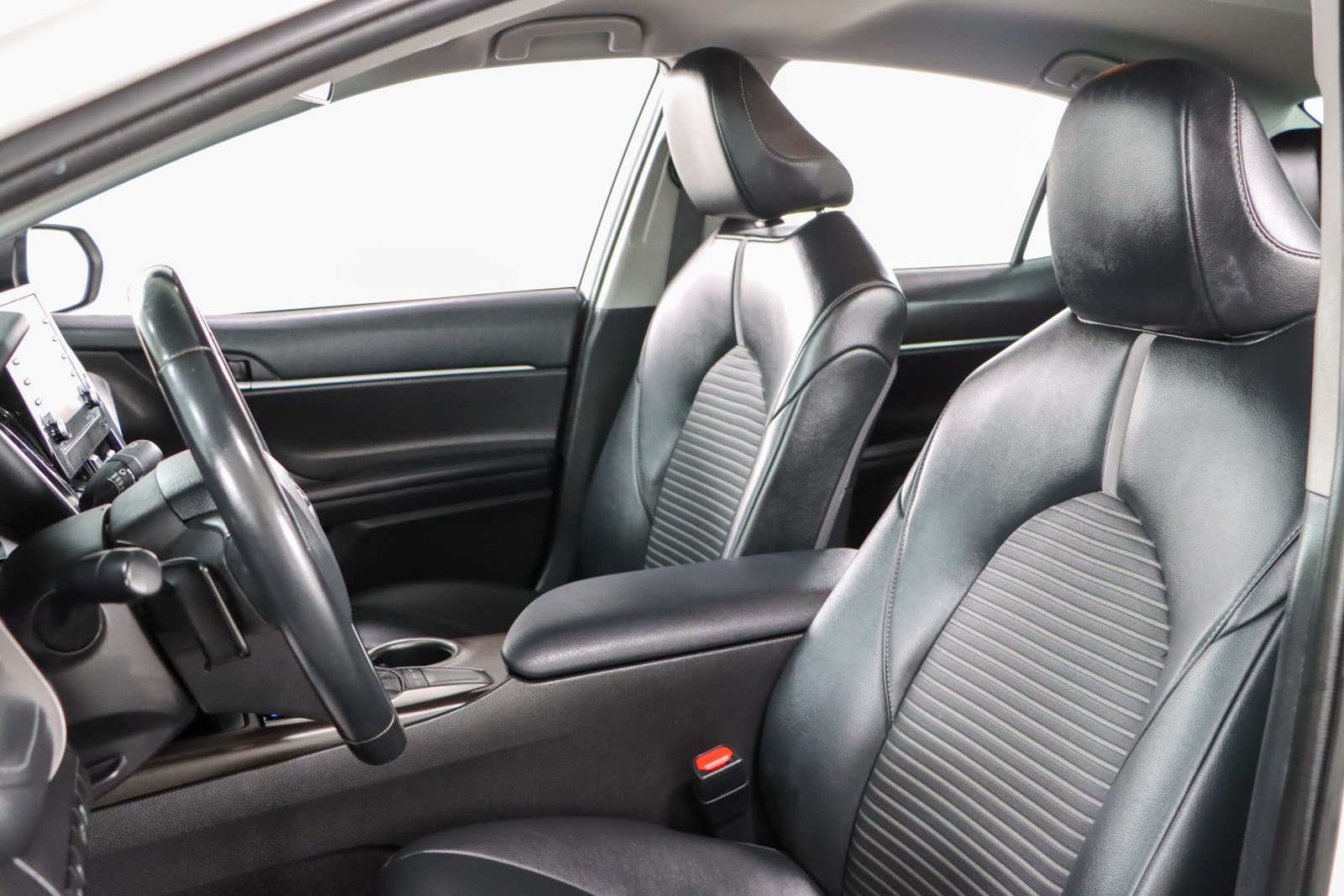 Used 2022 Toyota Camry SE FWD image 23