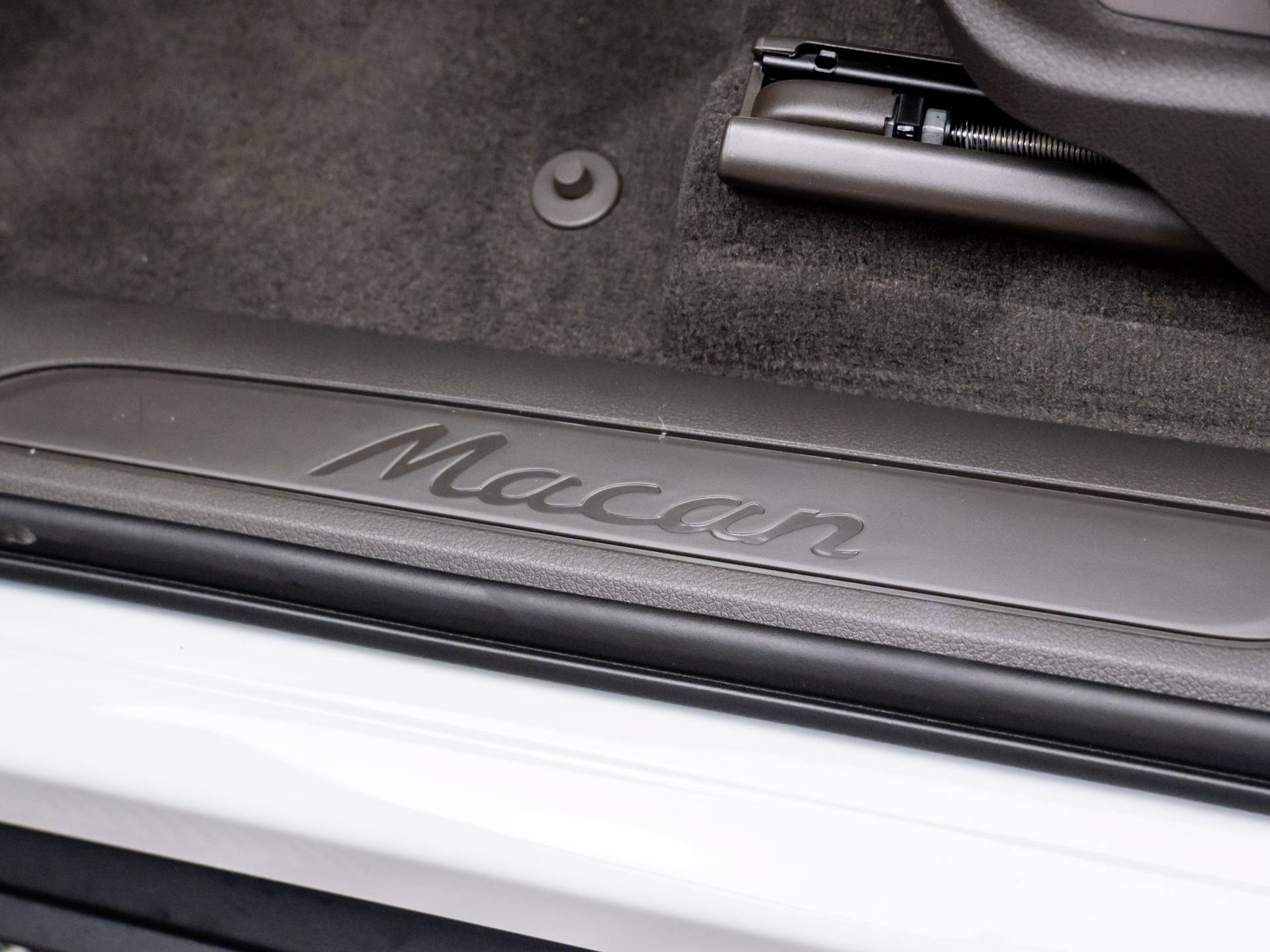 Certified 2026 Porsche Macan AWD/4WD image 13