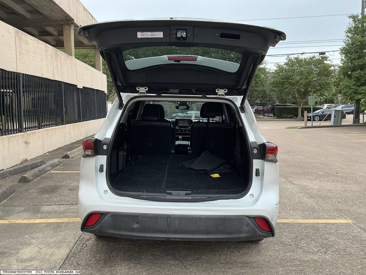 Used 2022 Toyota Highlander XLE FWD image 10