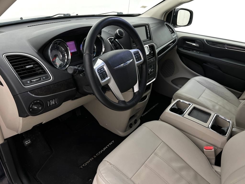 Used 2015 Chrysler Town & Country Touring image 12
