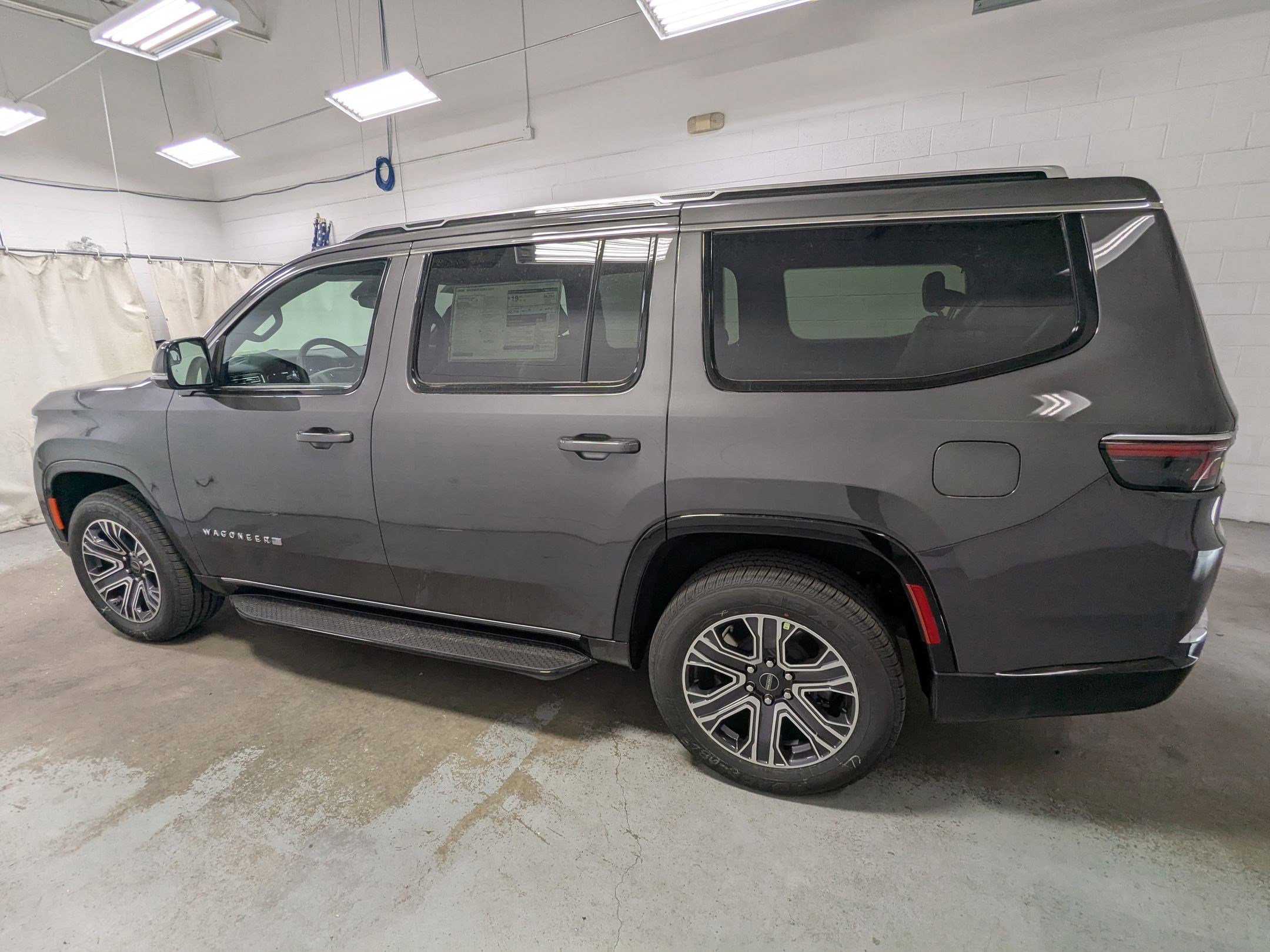 New 2025 Jeep Wagoneer Series II w/ 8-Passenger Seating Package image 8