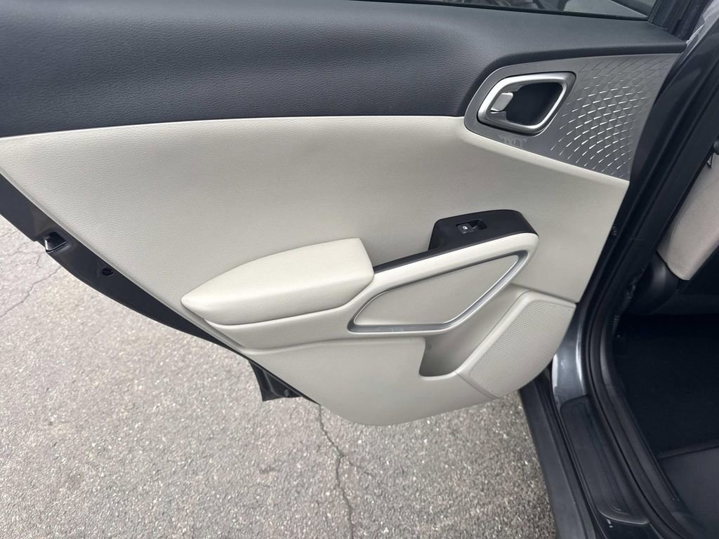 Used 2023 Kia Soul LX image 15