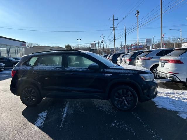 Used 2022 Volkswagen Taos S image 2