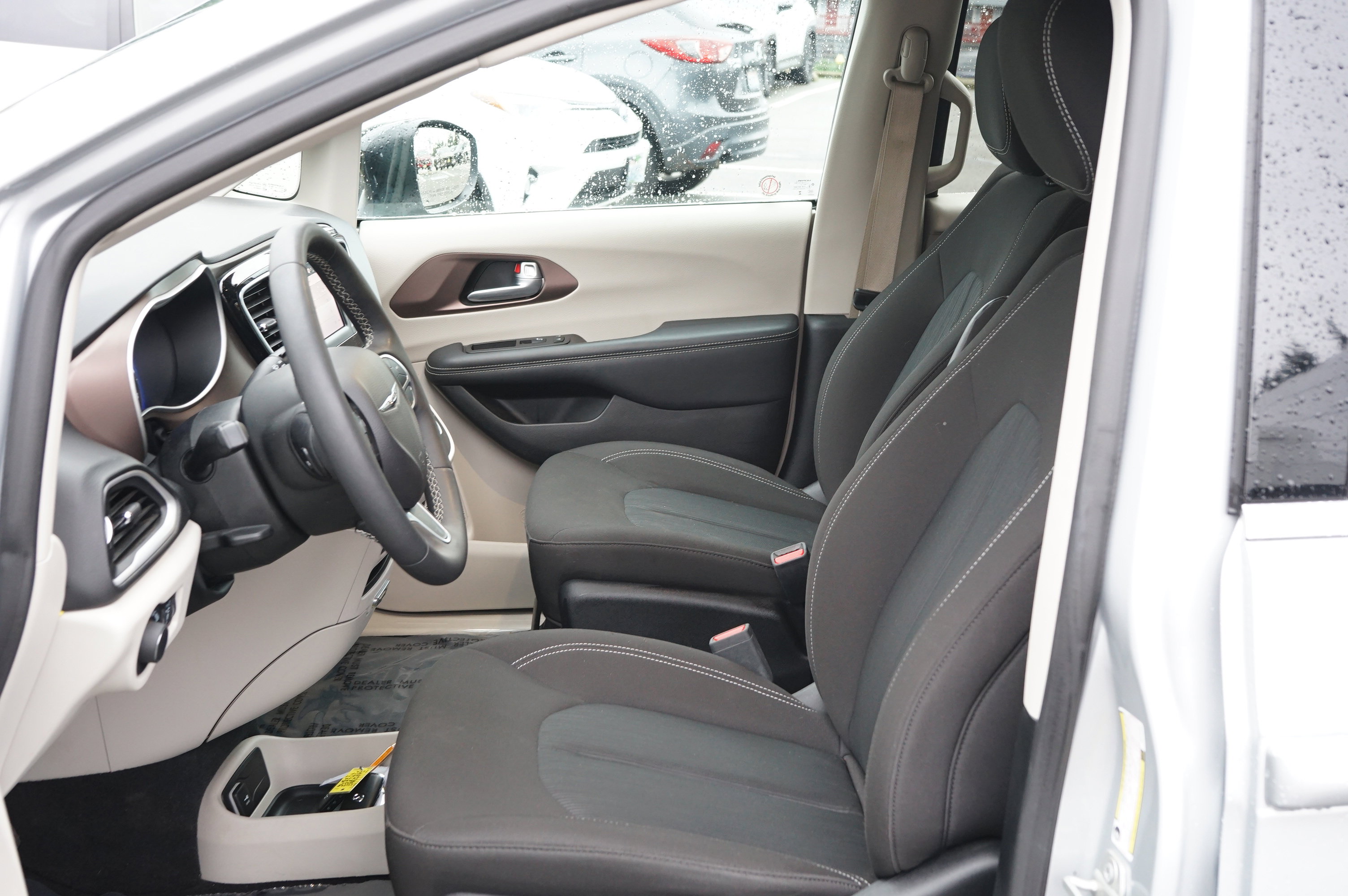 Used 2024 Chrysler Voyager LX image 10