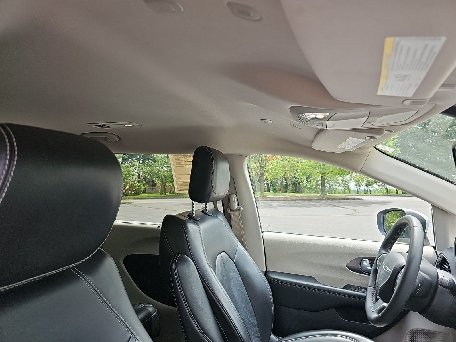 Used 2023 Chrysler Pacifica Touring-L FWD image 12
