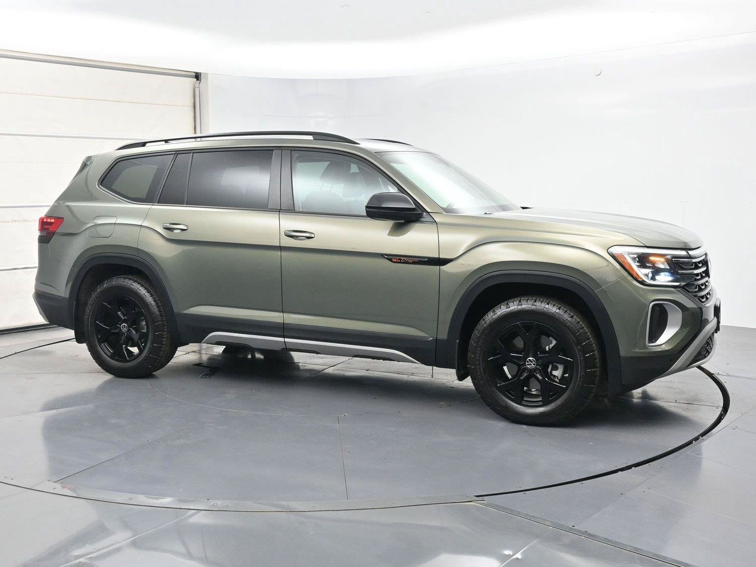 Used 2025 Volkswagen Atlas Peak Edition SE AWD/4WD image 32