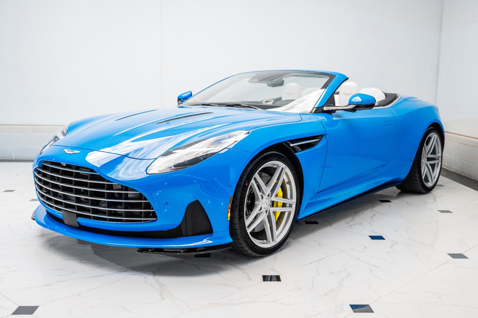 Used 2025 Aston Martin DB12 Volante image 41