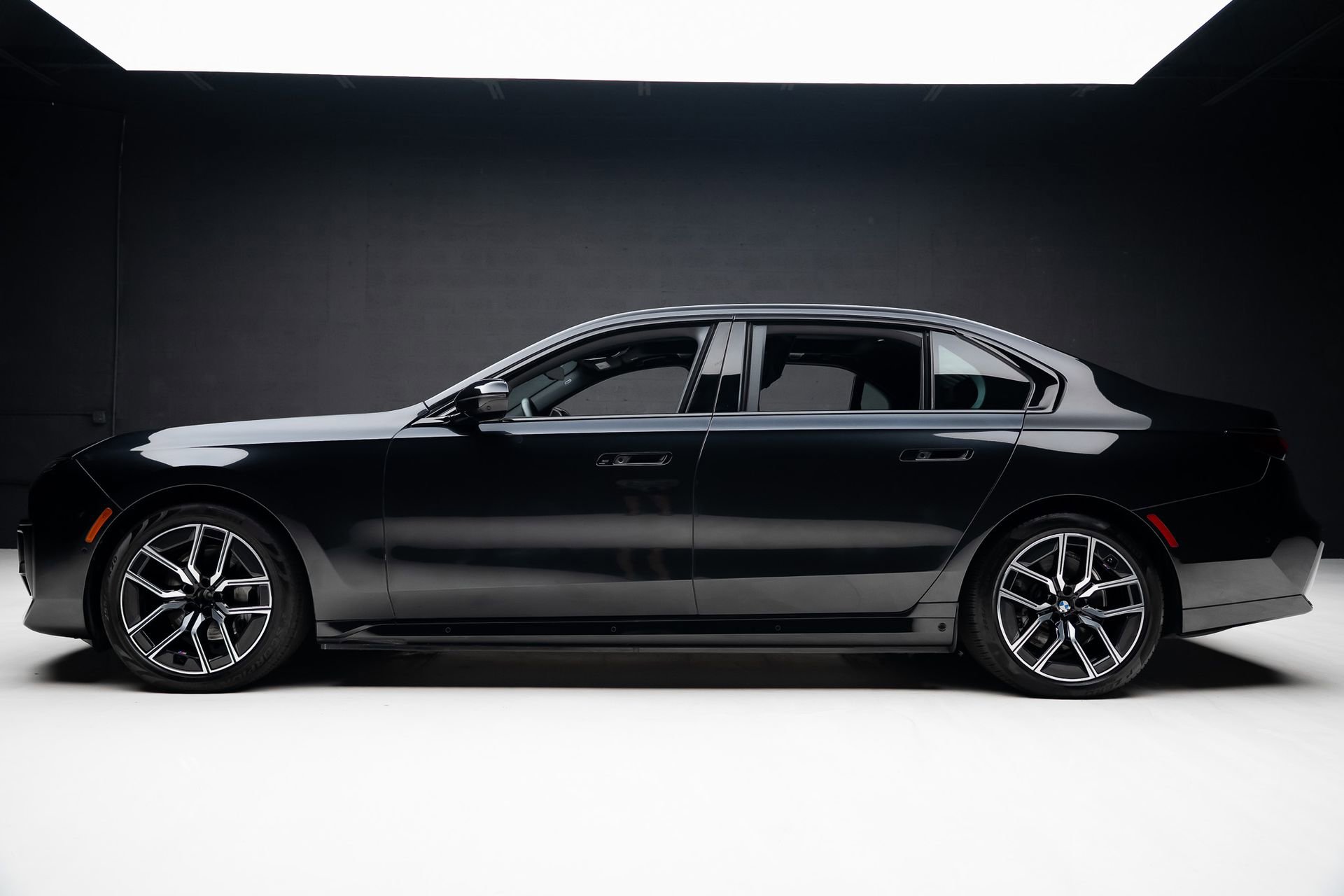 Used 2023 BMW i7 xDrive60 w/ Executive Package 2 AWD/4WD image 19