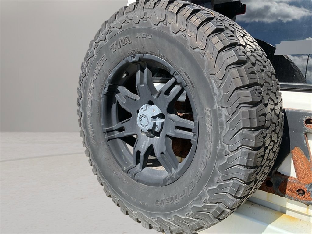 Used 2016 Jeep Wrangler Unlimited Sahara w/ Connectivity Group image 28