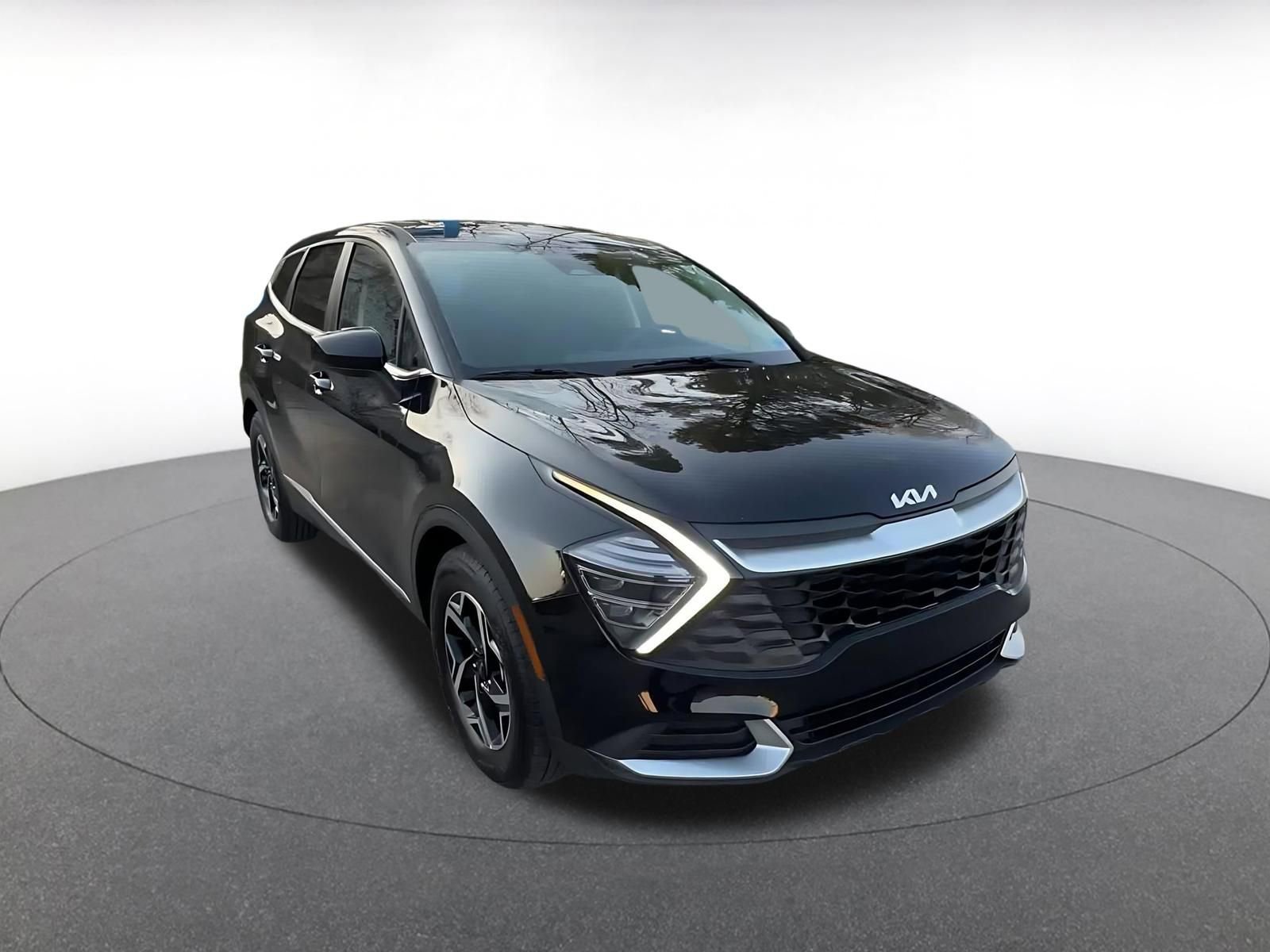 Used 2025 Kia Sportage LX image 3