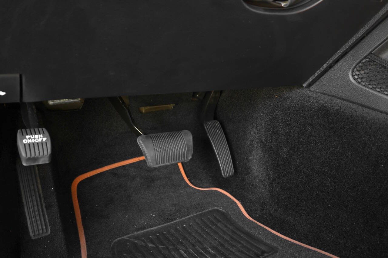 Used 2015 Dodge Challenger SRT Hellcat image 90