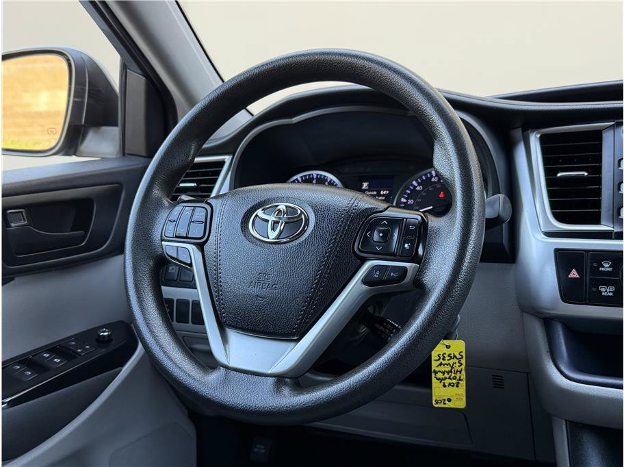 Used 2019 Toyota Highlander LE FWD image 11