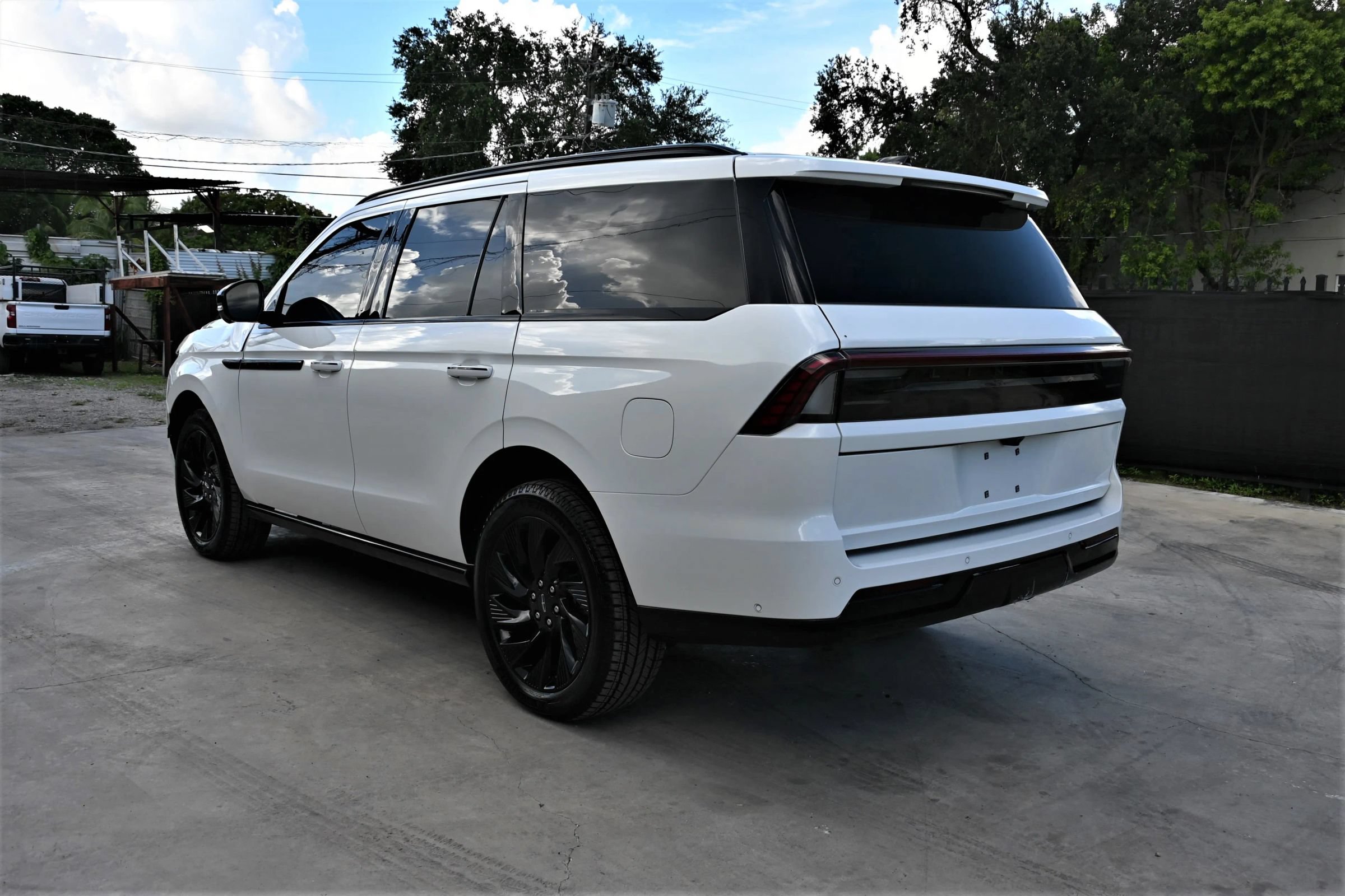 Used 2025 Lincoln Navigator Reserve w/ Jet Appearance Package AWD/4WD image 5
