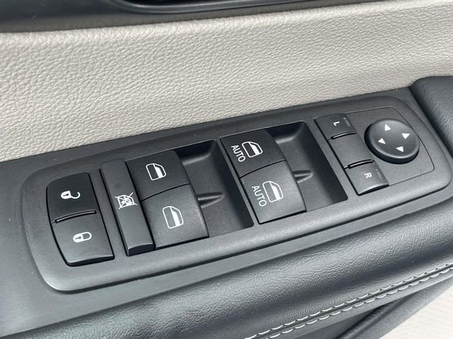 Used 2024 Chrysler Pacifica Touring-L image 28