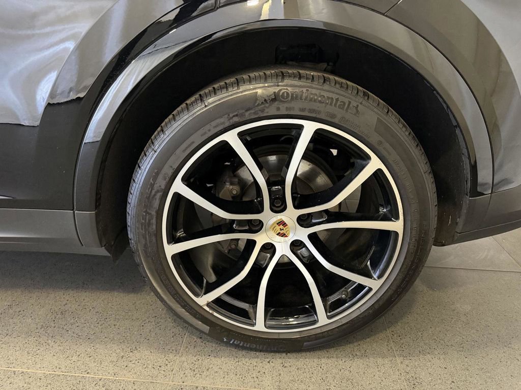 Used 2023 Porsche Cayenne Platinum Edition image 11