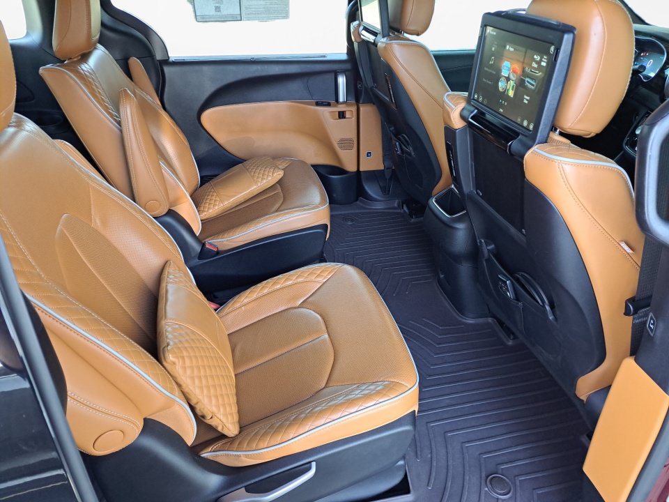 Used 2021 Chrysler Pacifica Pinnacle FWD image 16