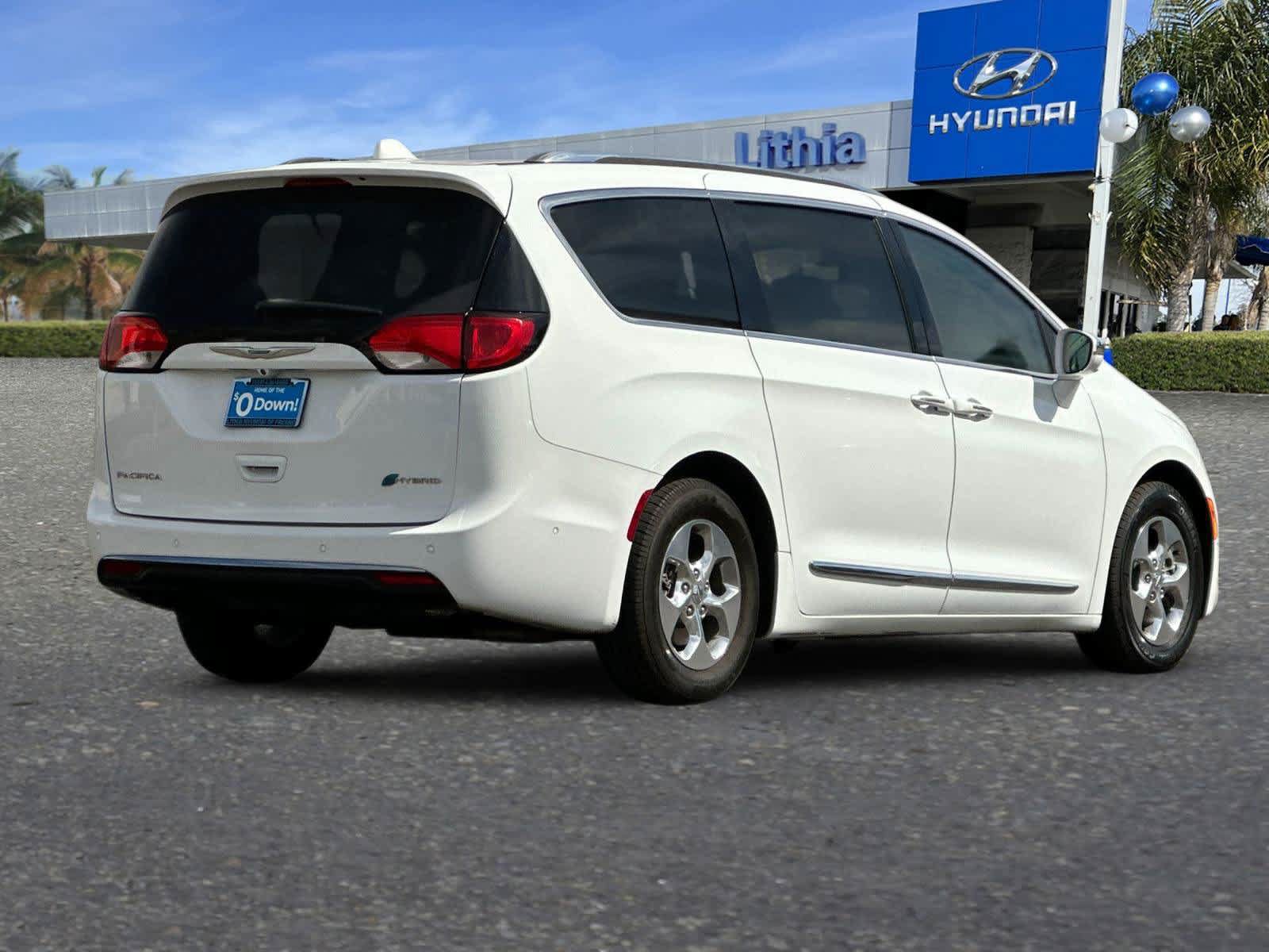 Used 2018 Chrysler Pacifica Limited w/ Advanced Safetytec Group FWD image 3