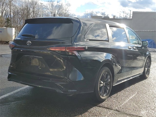 Used 2025 Toyota Sienna XSE image 4
