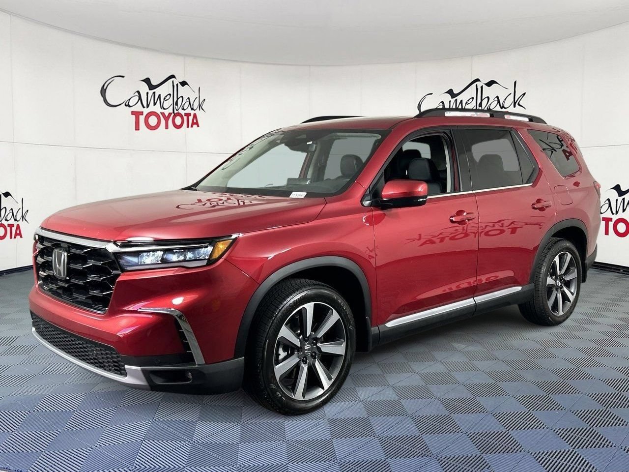 Used 2024 Honda Pilot Touring image 4