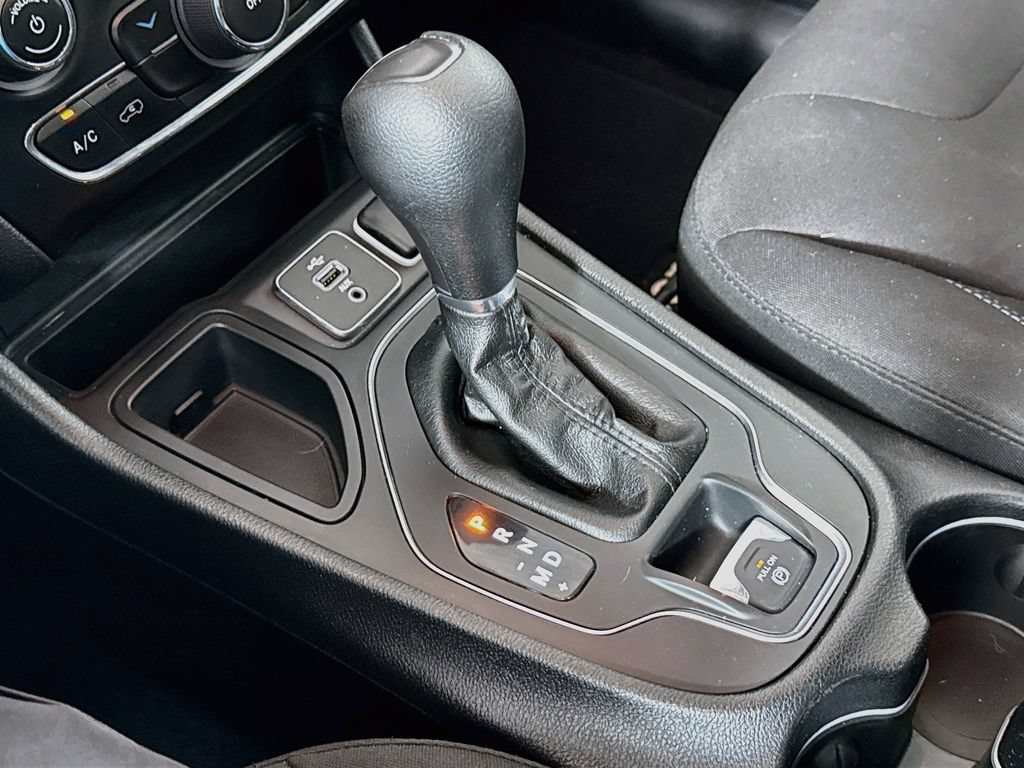 Used 2019 Jeep Cherokee Latitude w/ Popular Appearance Group FWD image 16