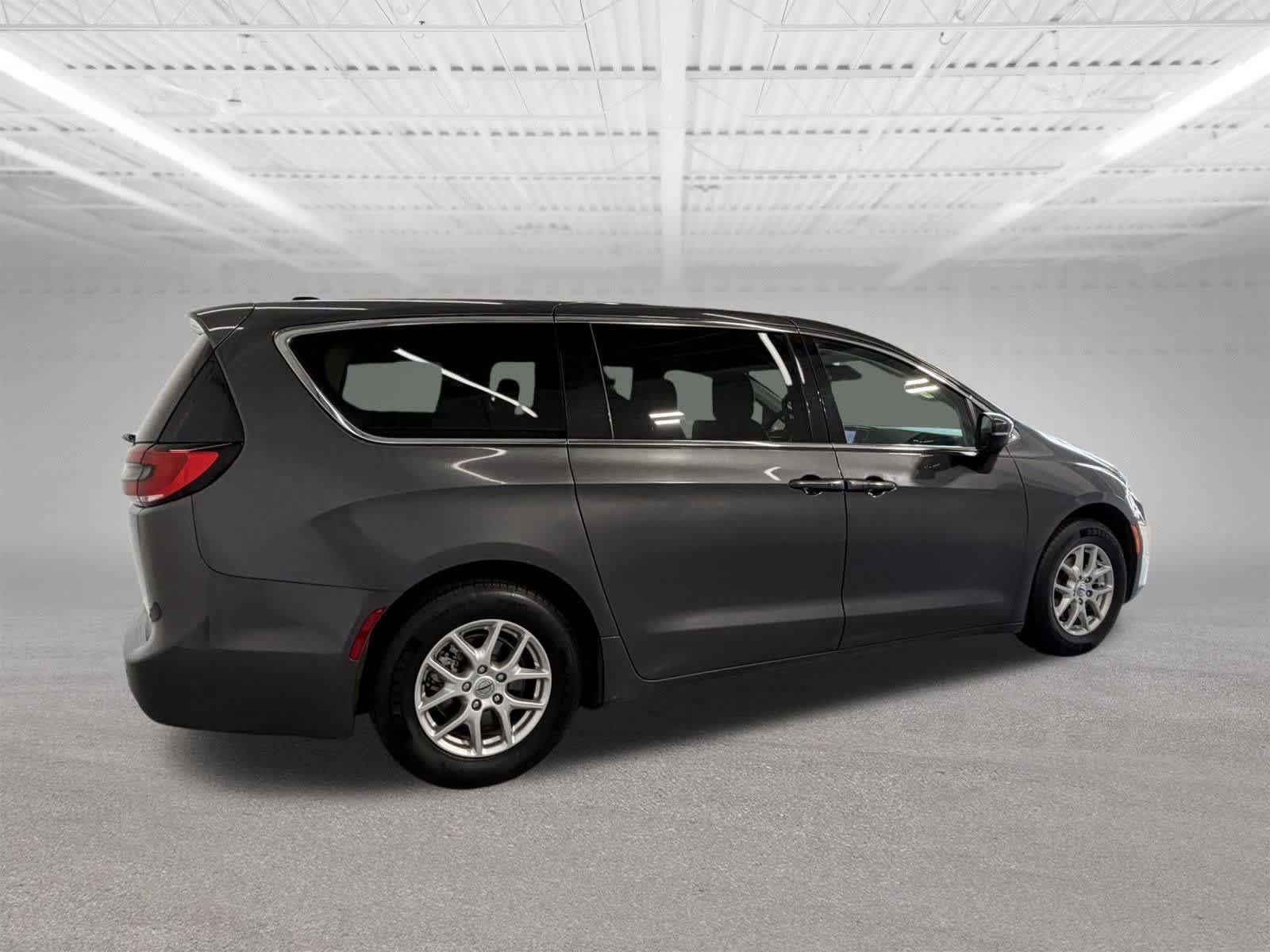 Used 2023 Chrysler Pacifica Touring-L FWD image 6