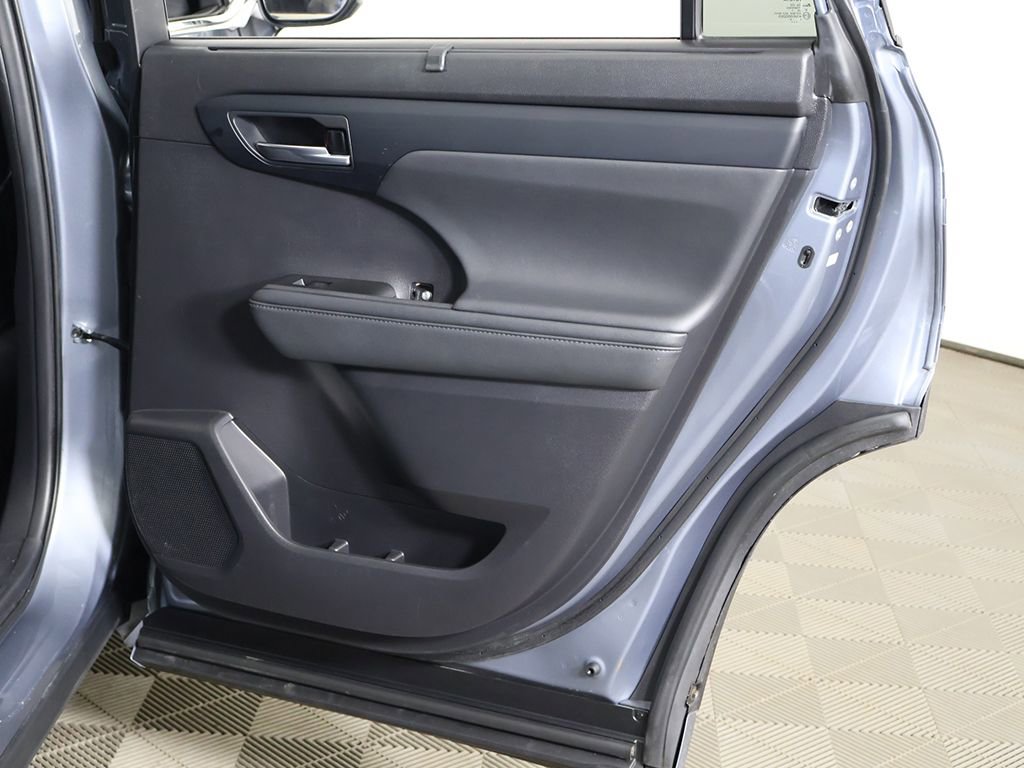 Used 2021 Toyota Highlander XLE image 28