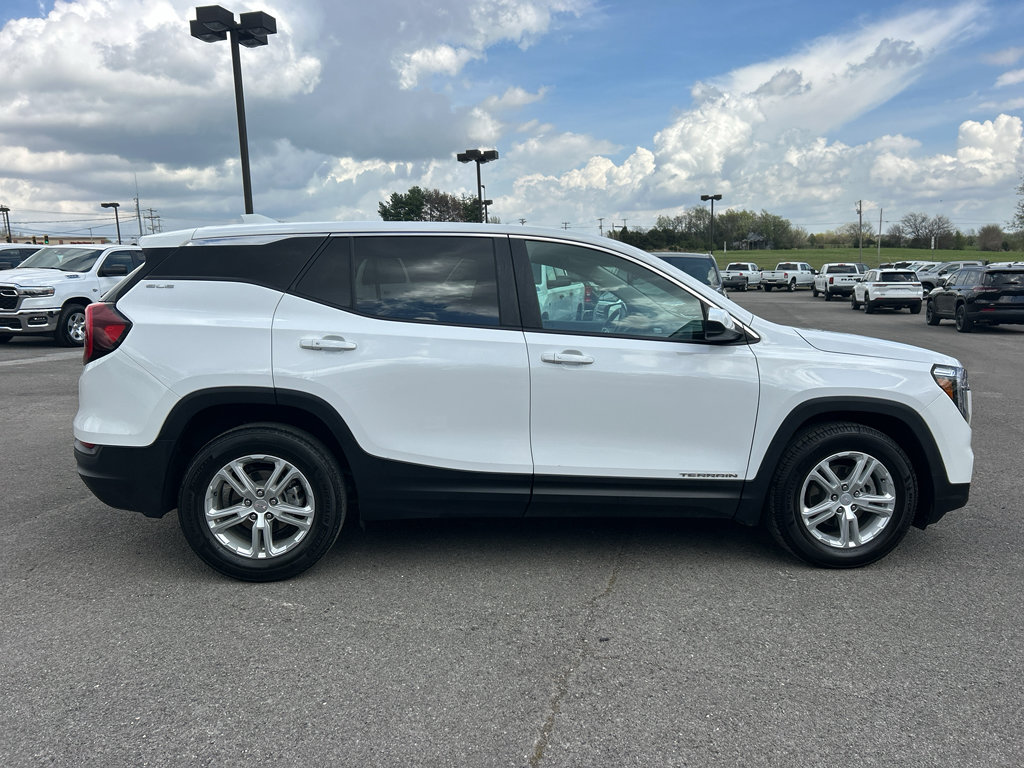Used 2023 GMC Terrain SLE image 4